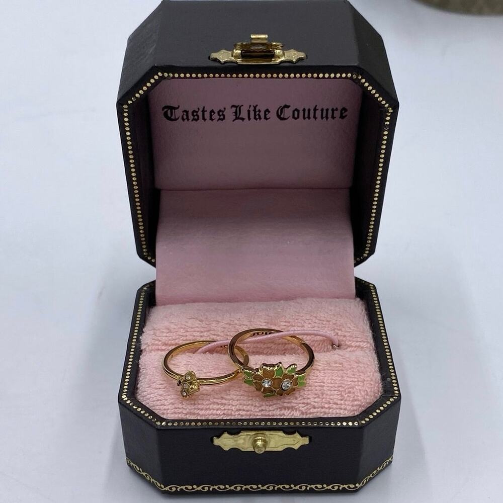 Juicy Couture Set of Two‎ Rings Gold
tone enamel pink Flower Bumblebee Sz 6.25